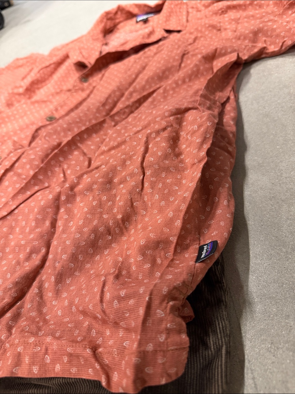 Patagonia Men’s Short-Sleeve Button-Down Shirt - Salmon Orange Dot Print - Picture 3 of 3